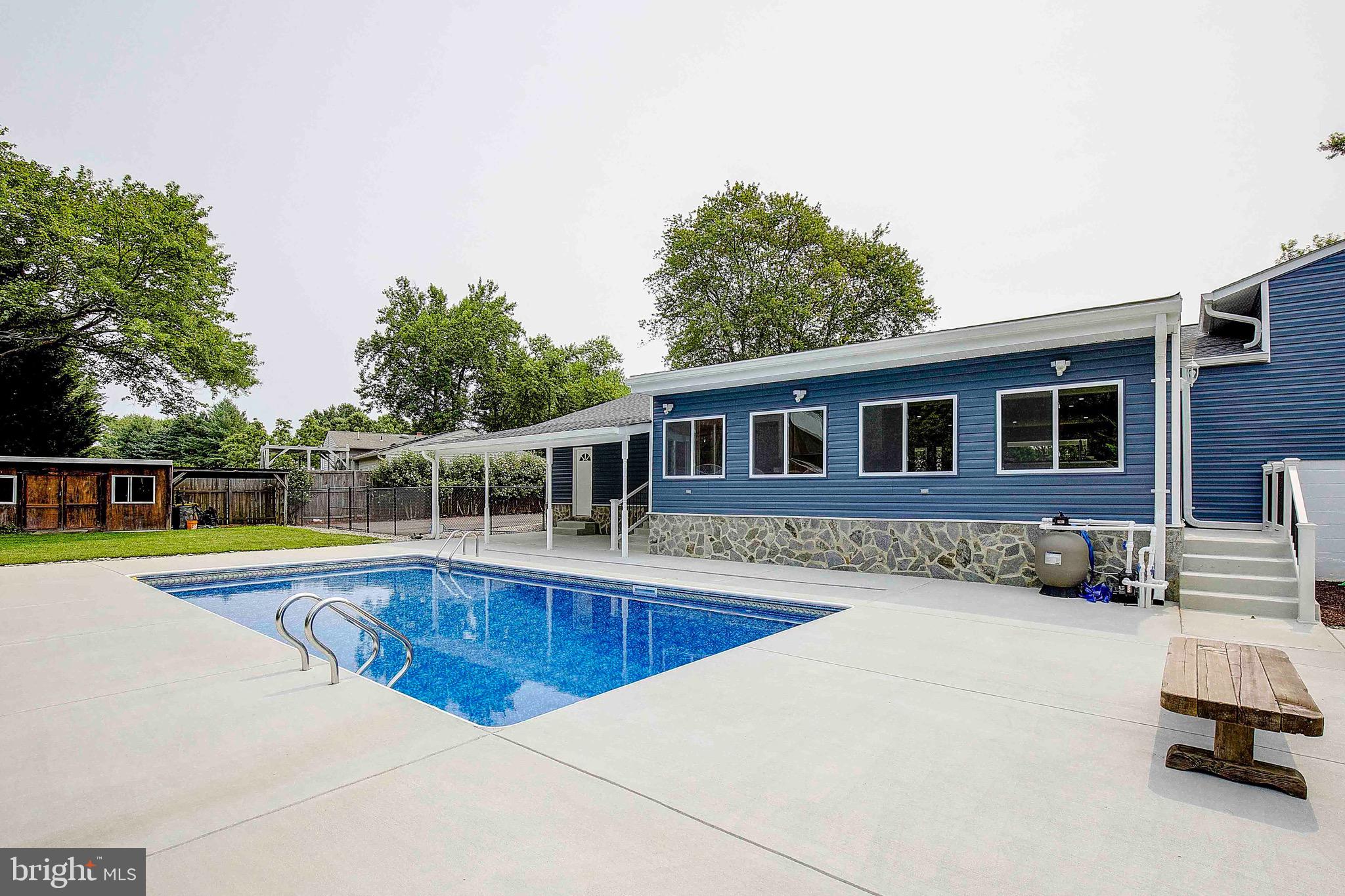 ROLLING HILLS - Residential