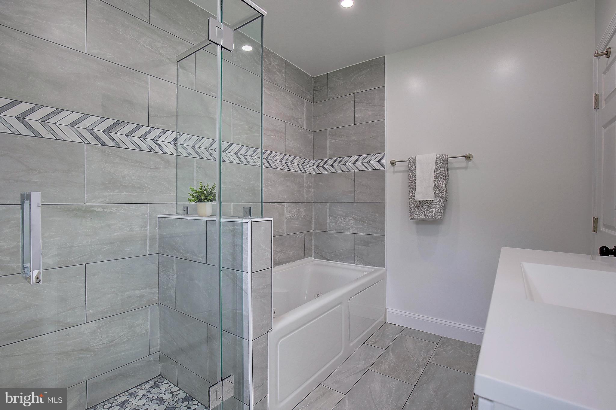 ROLLING HILLS - Residential