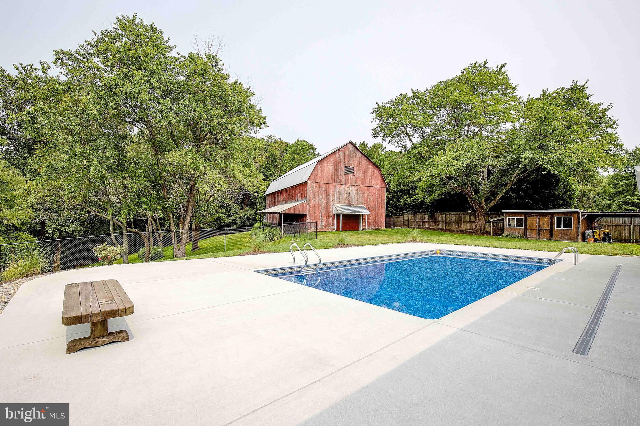 ROLLING HILLS - Residential