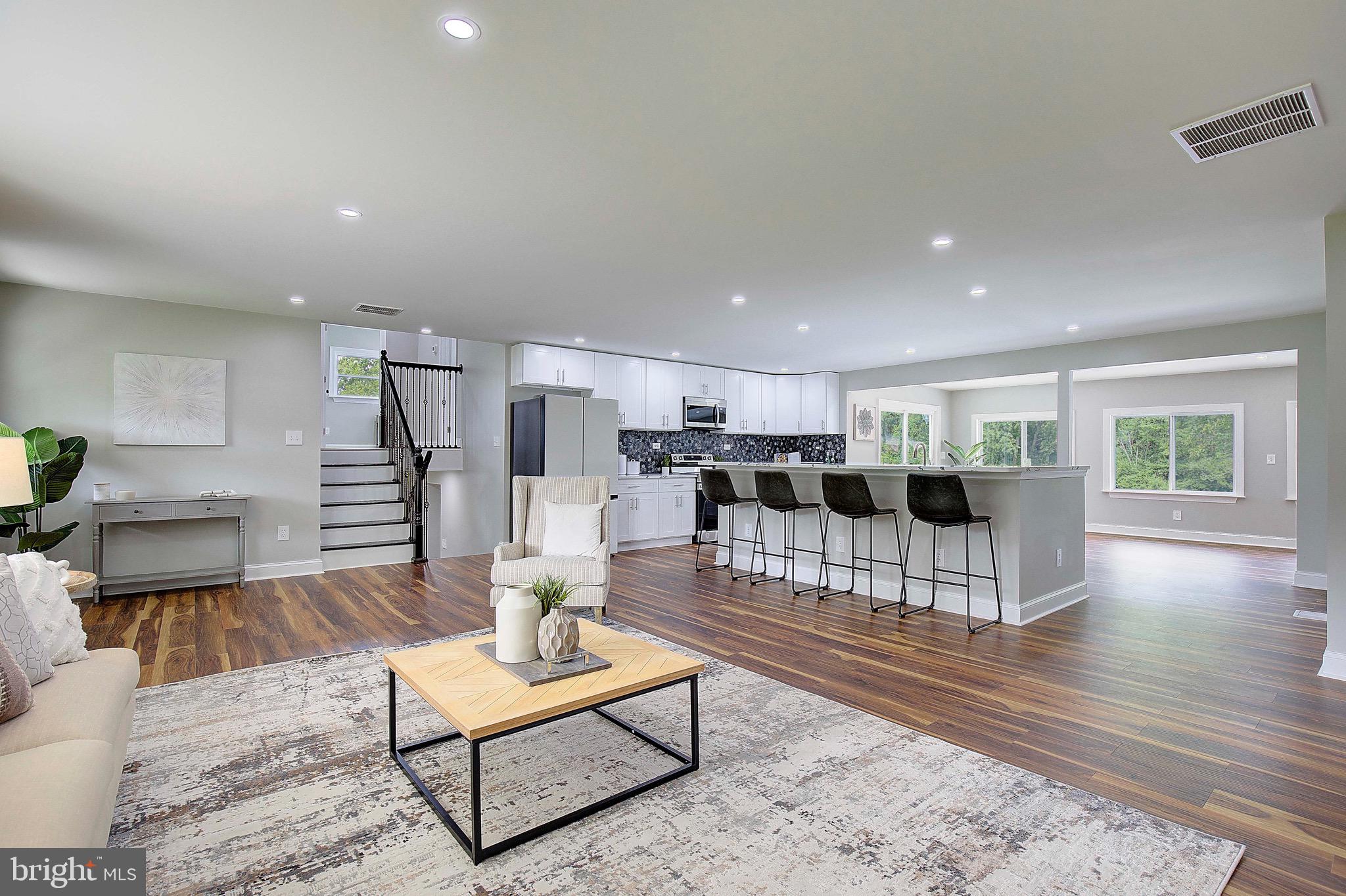 ROLLING HILLS - Residential