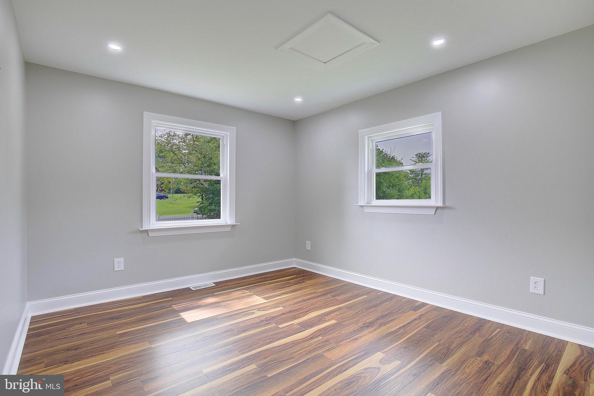 ROLLING HILLS - Residential