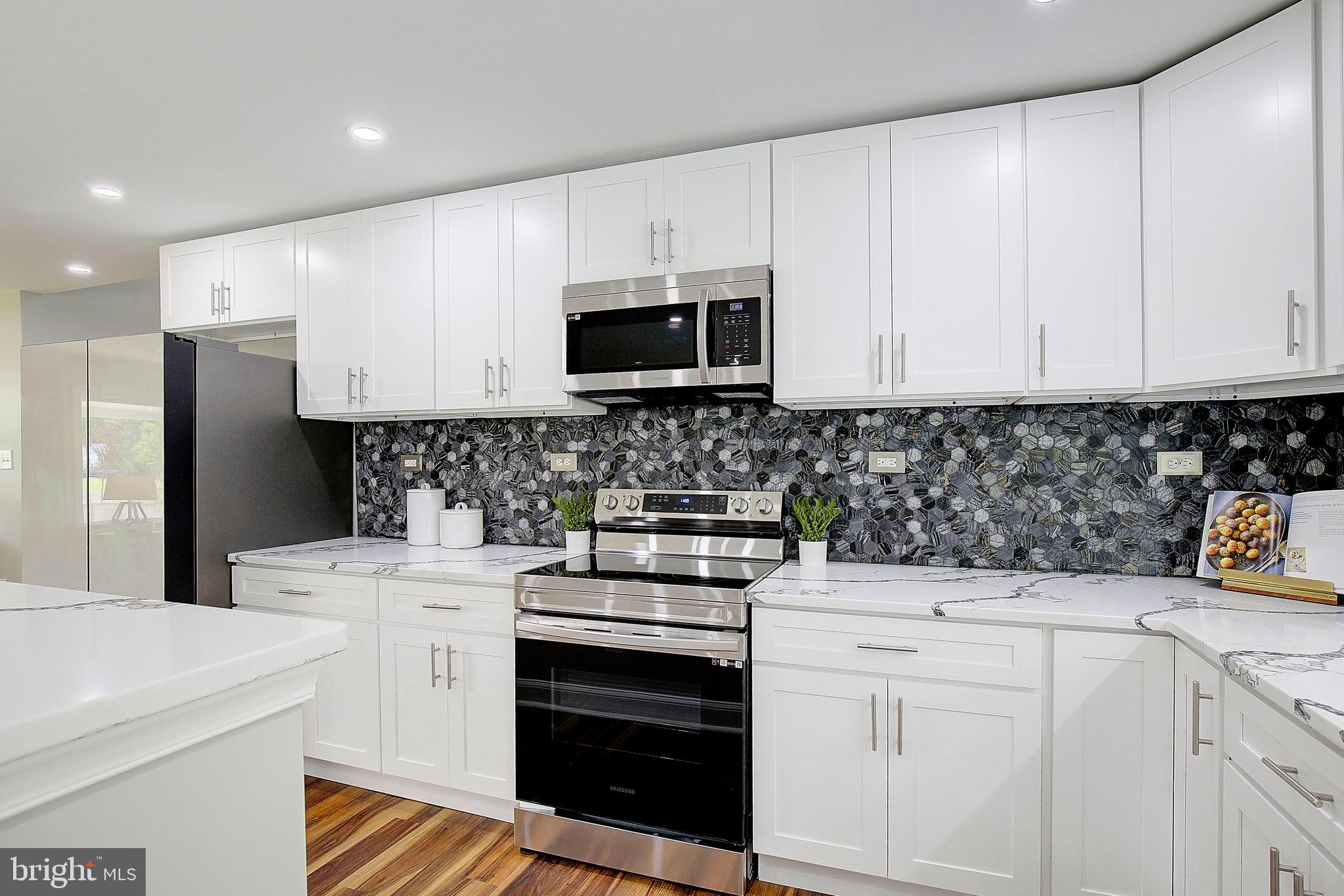 ROLLING HILLS - Residential