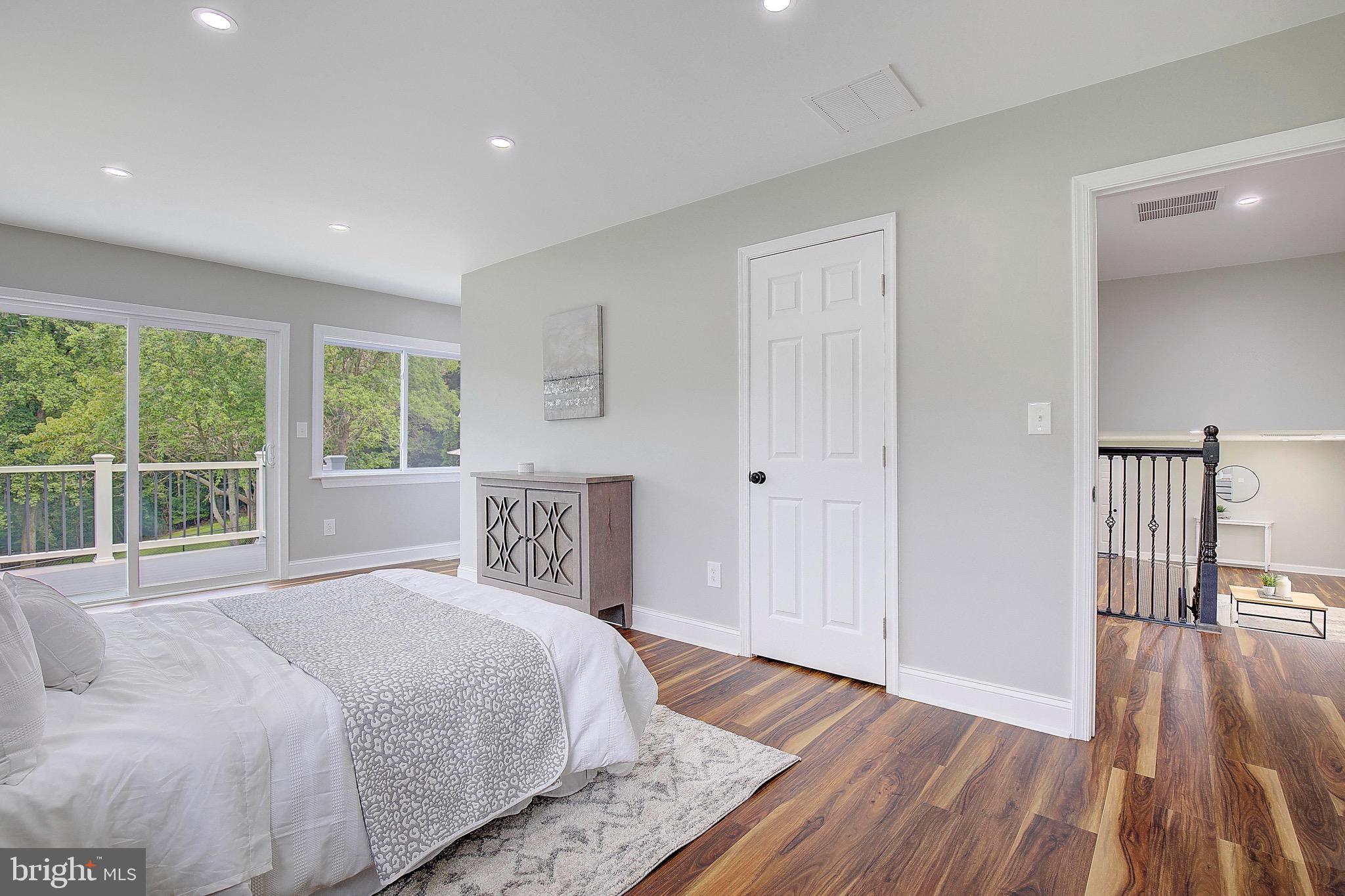 ROLLING HILLS - Residential