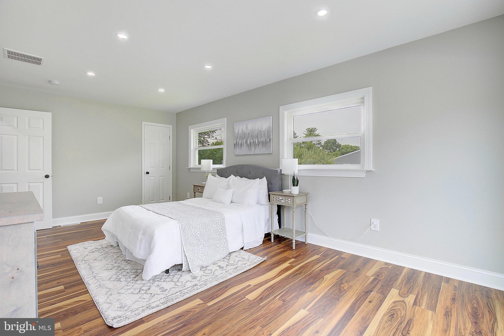 ROLLING HILLS - Residential