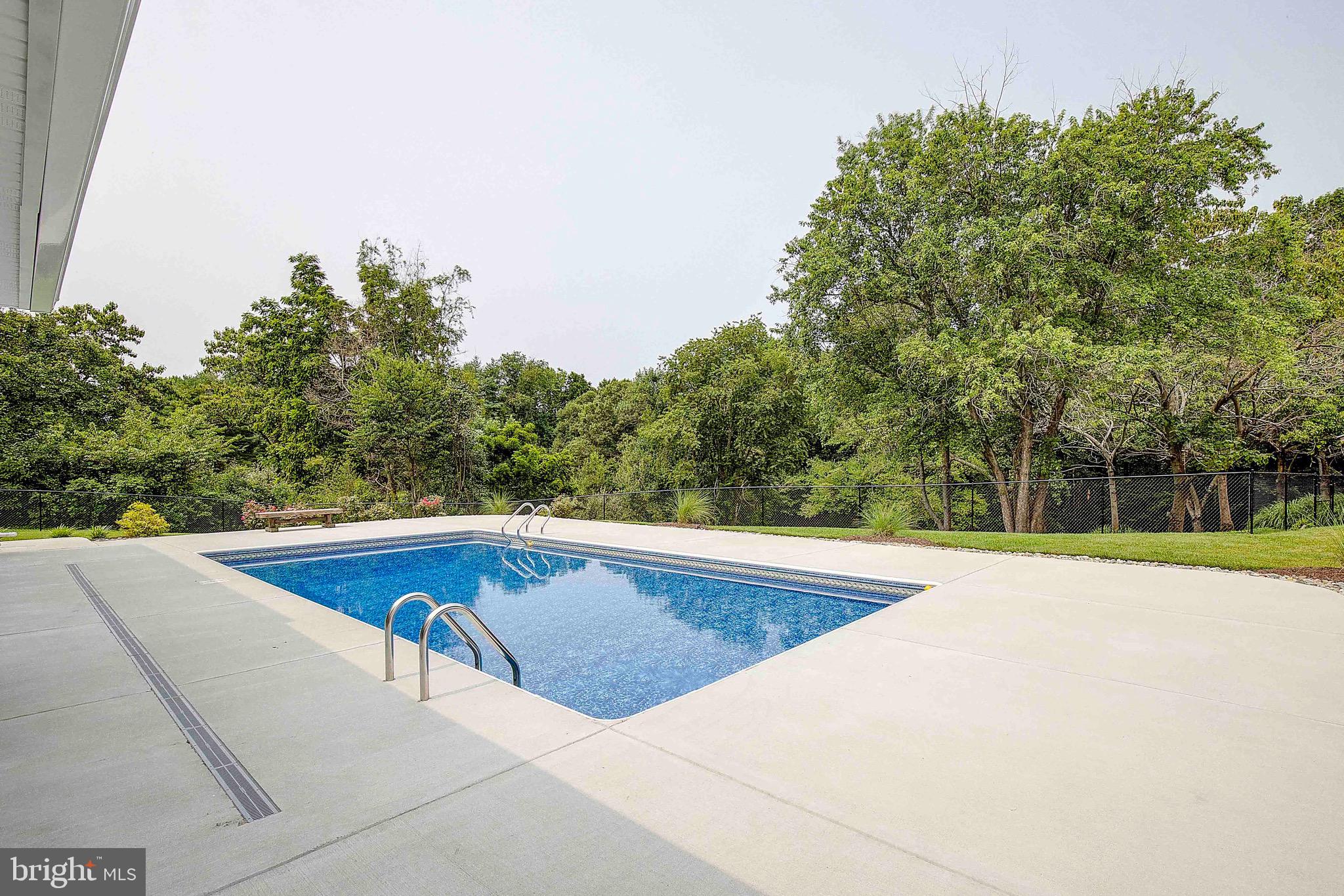 ROLLING HILLS - Residential