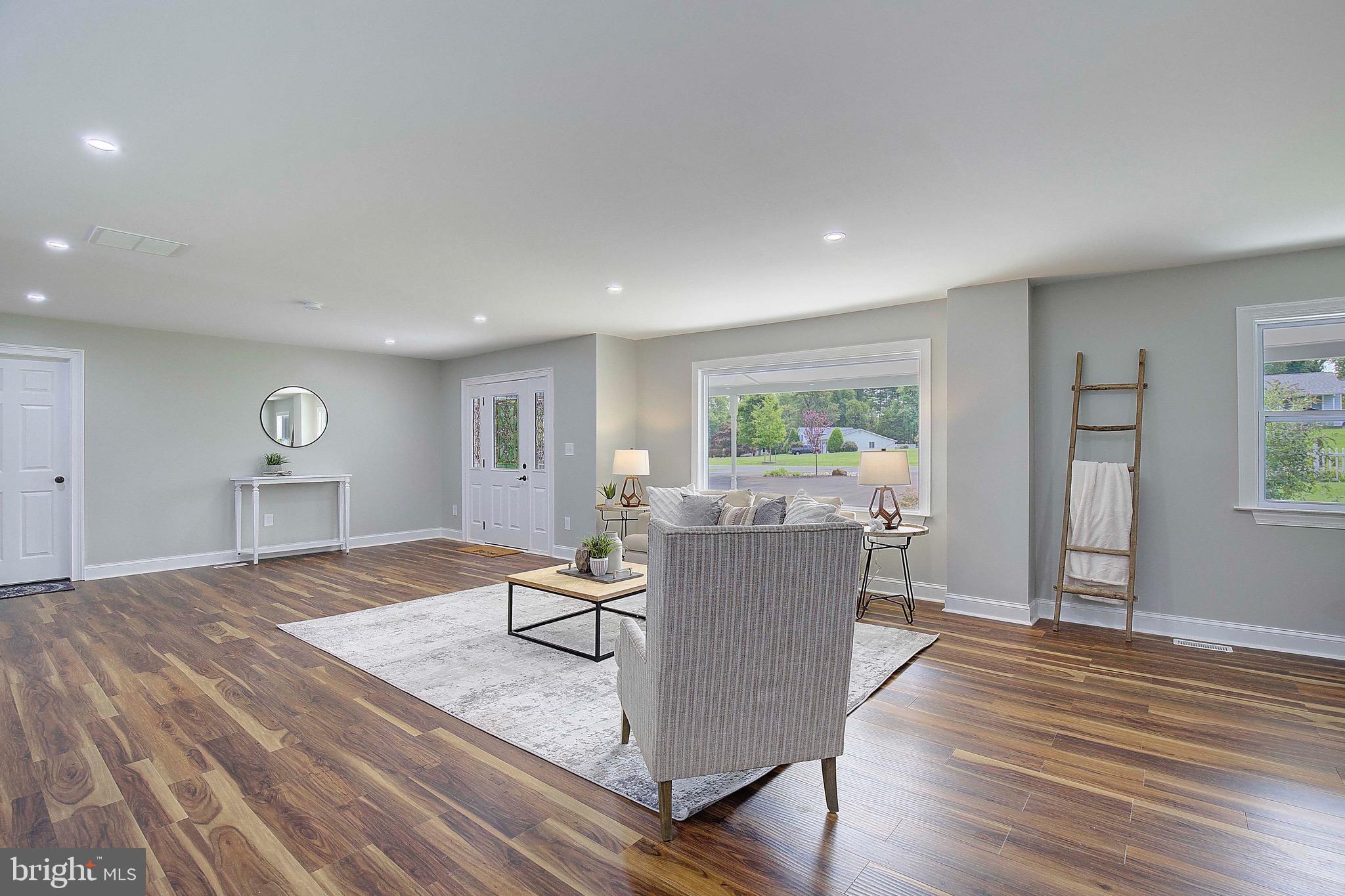 ROLLING HILLS - Residential