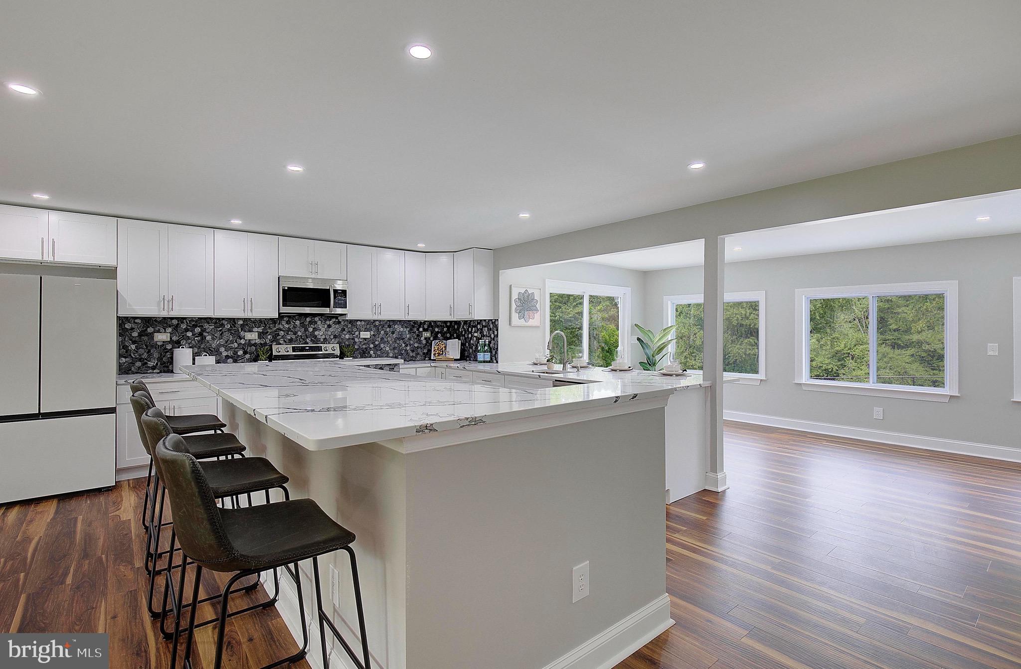 ROLLING HILLS - Residential