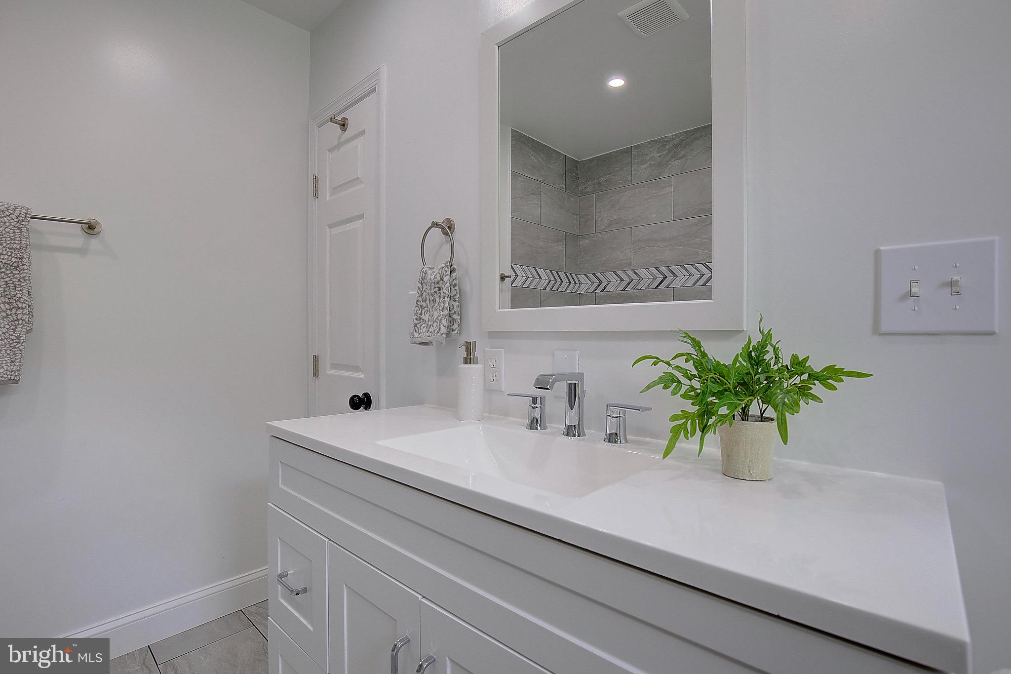 ROLLING HILLS - Residential