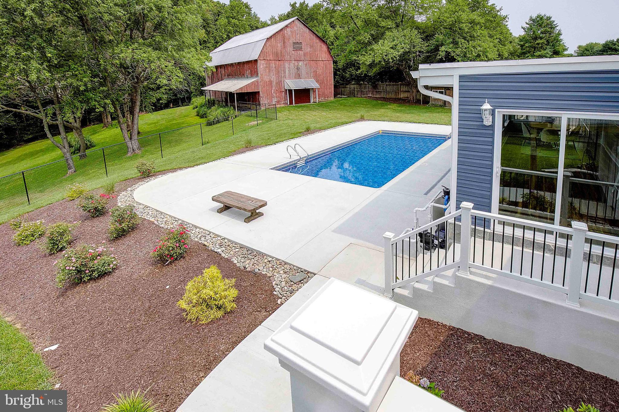 ROLLING HILLS - Residential