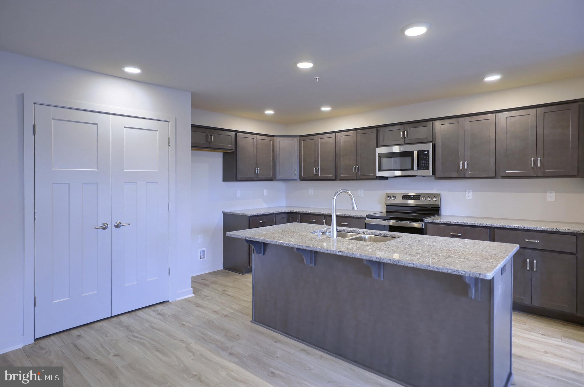 7262 WHITE OAK BOULEVARD