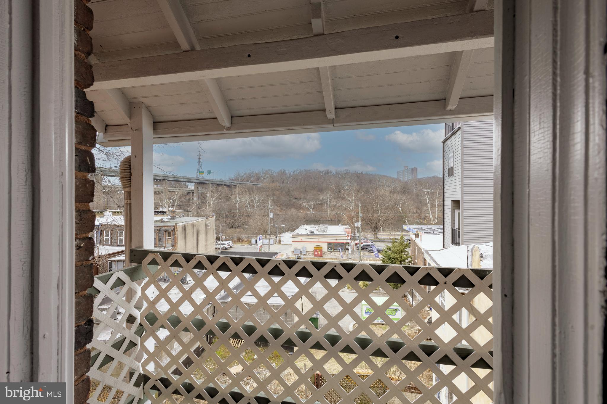 EAST FALLS - Residential Income