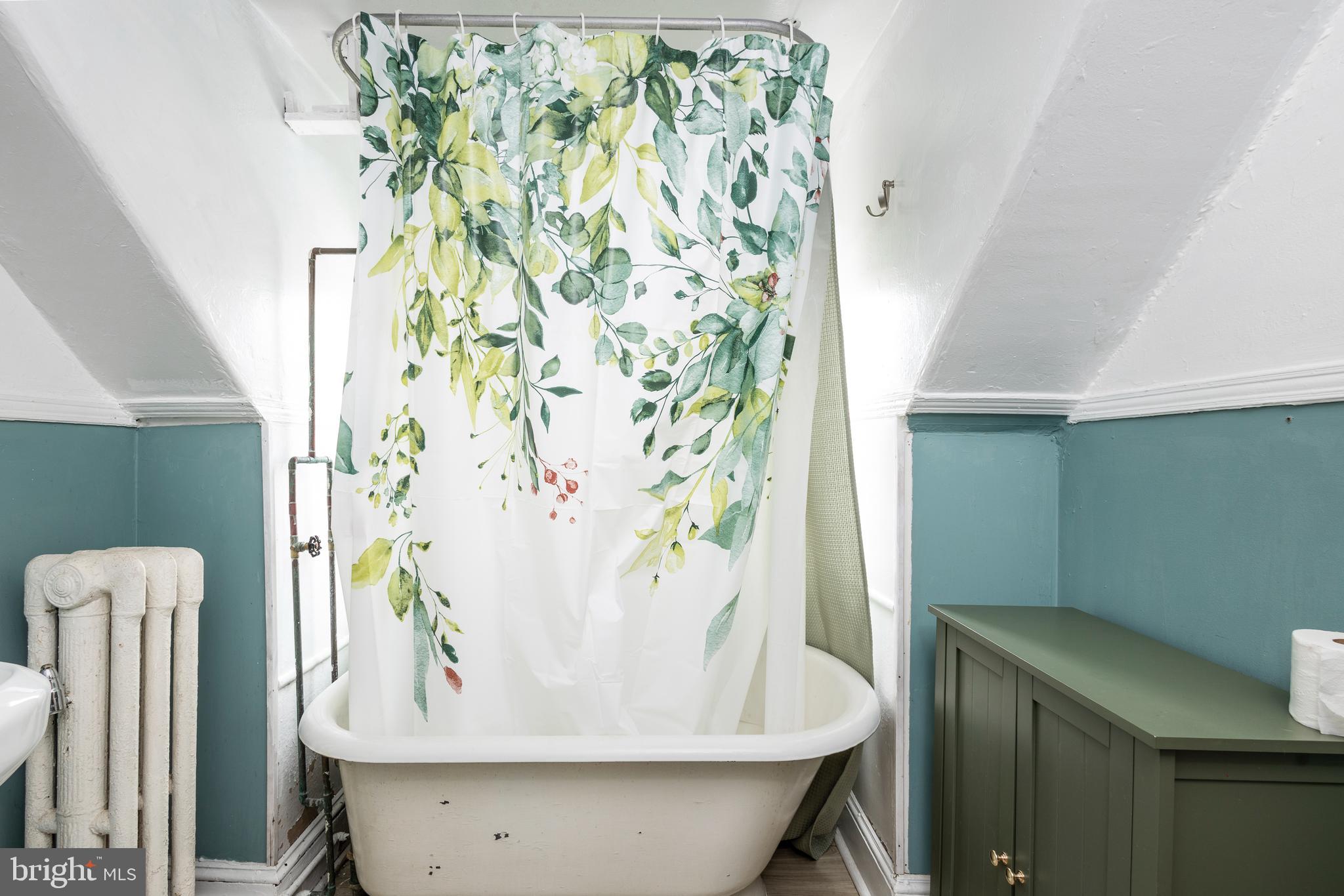 EAST FALLS - Residential Income