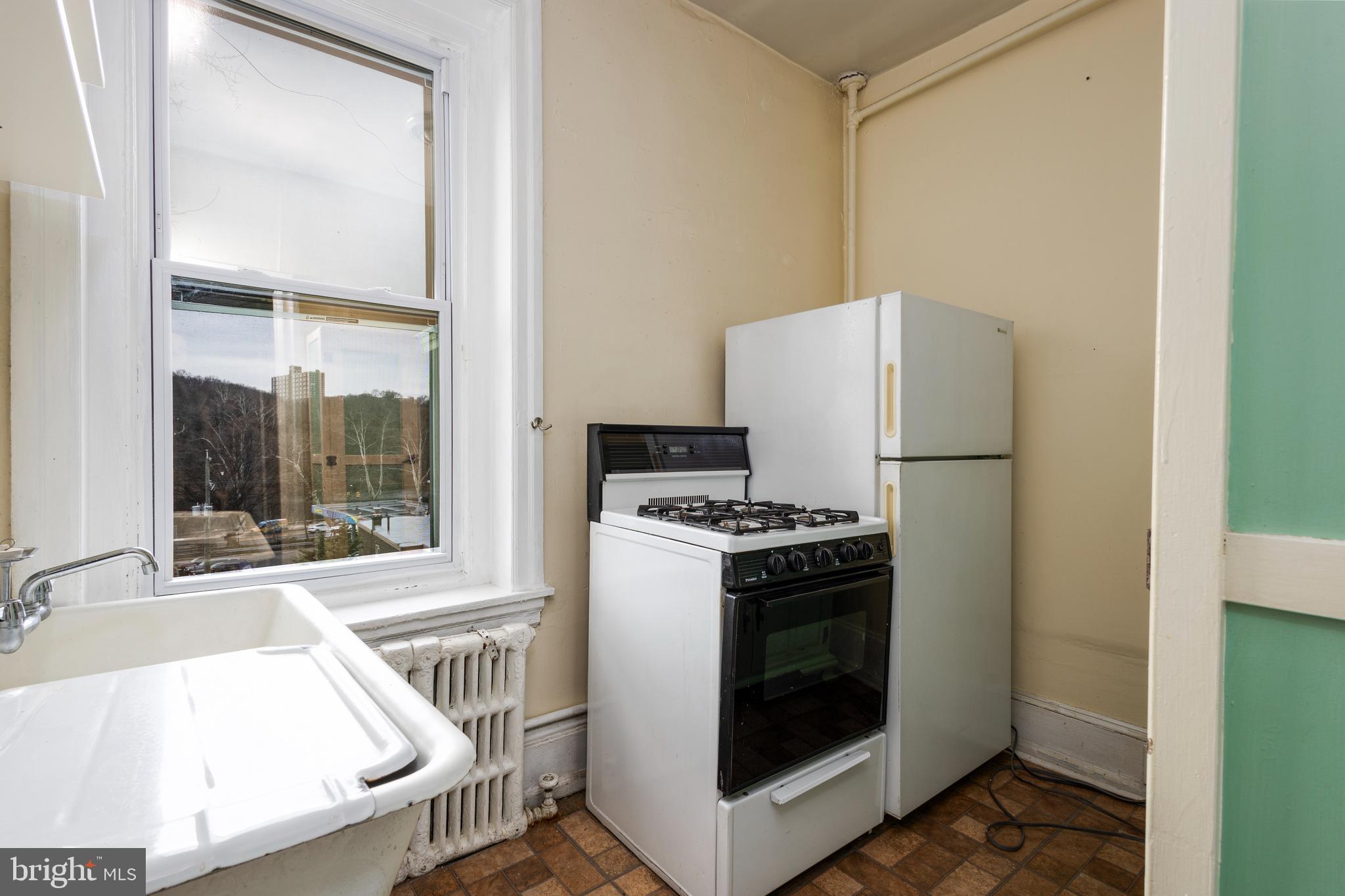 EAST FALLS - Residential Income