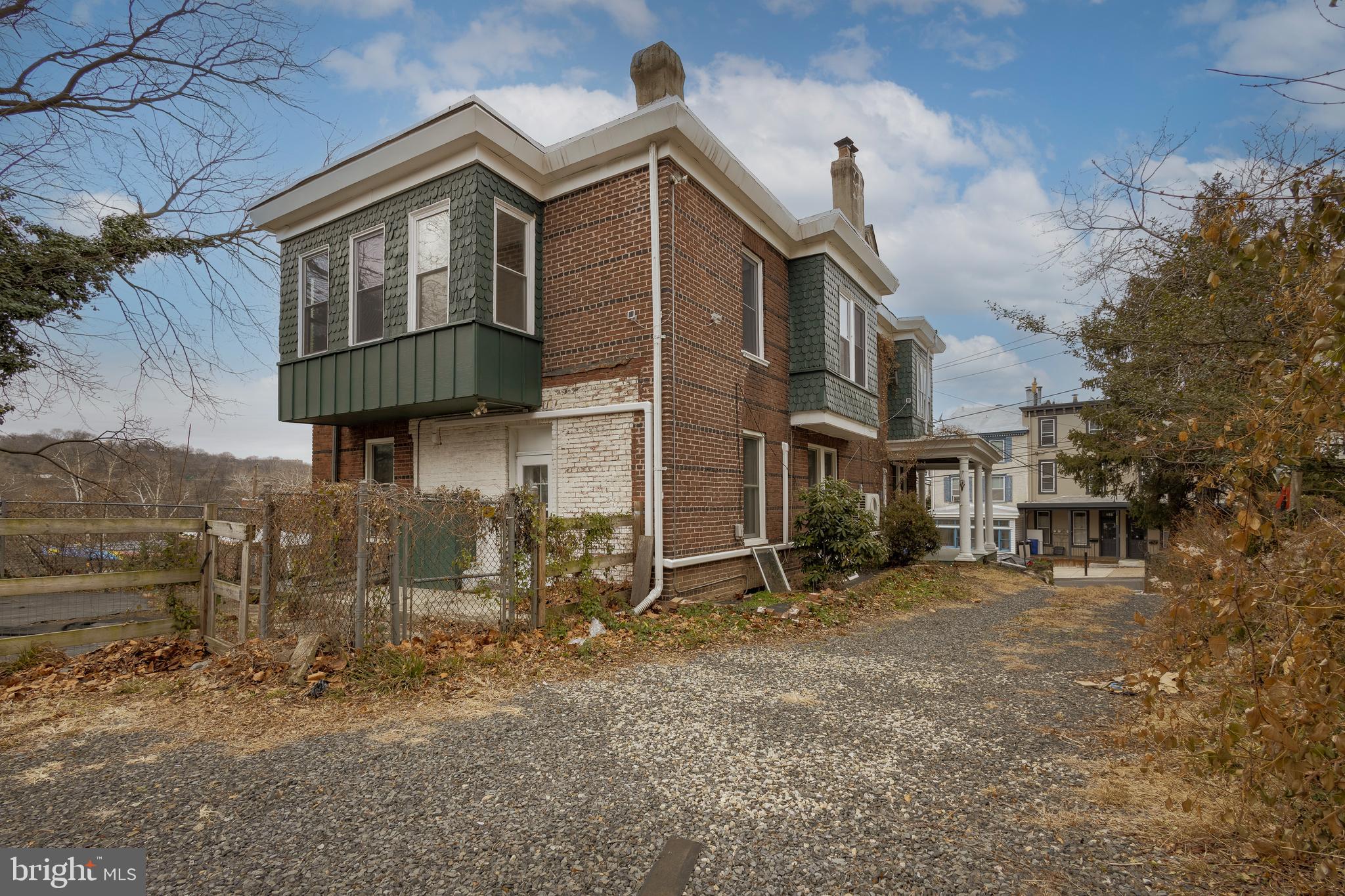 EAST FALLS - Residential Income