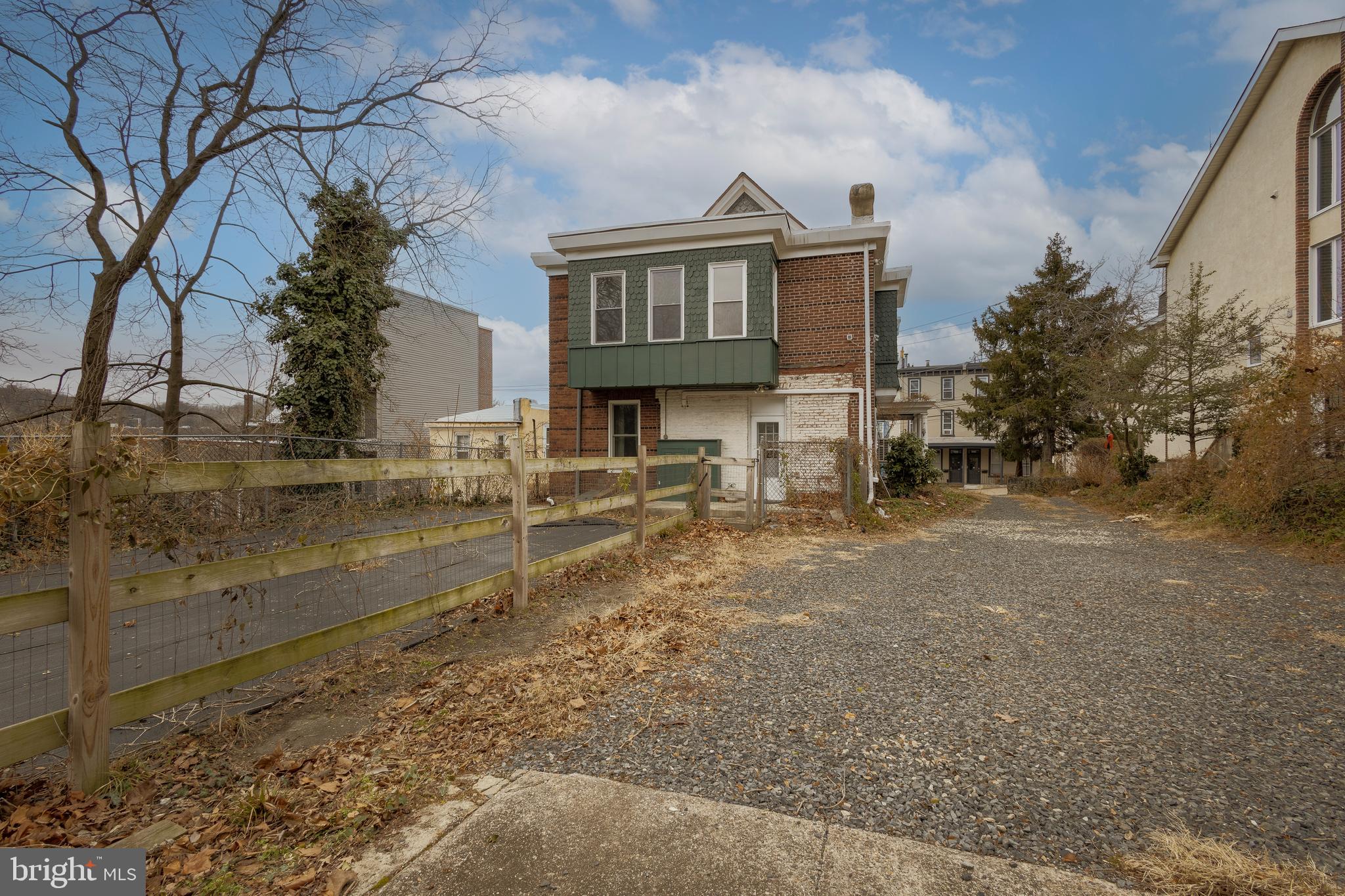 EAST FALLS - Residential Income