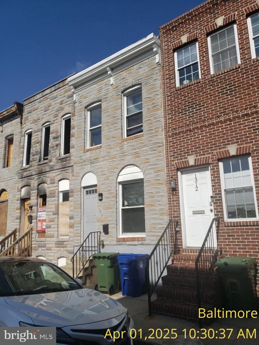 *******DO NOT DISTURB OCCUPANTS*******
LOTS OF OPPORTUNITY IN THIS CUTE 2 BDR, 2.5 BATH TOWNHOME CLOSE TO EVERYTHING! CALL AGENT FOR DETAILS!