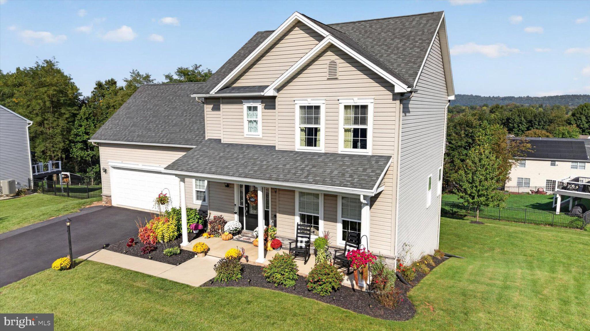 10 HOLLY LANE