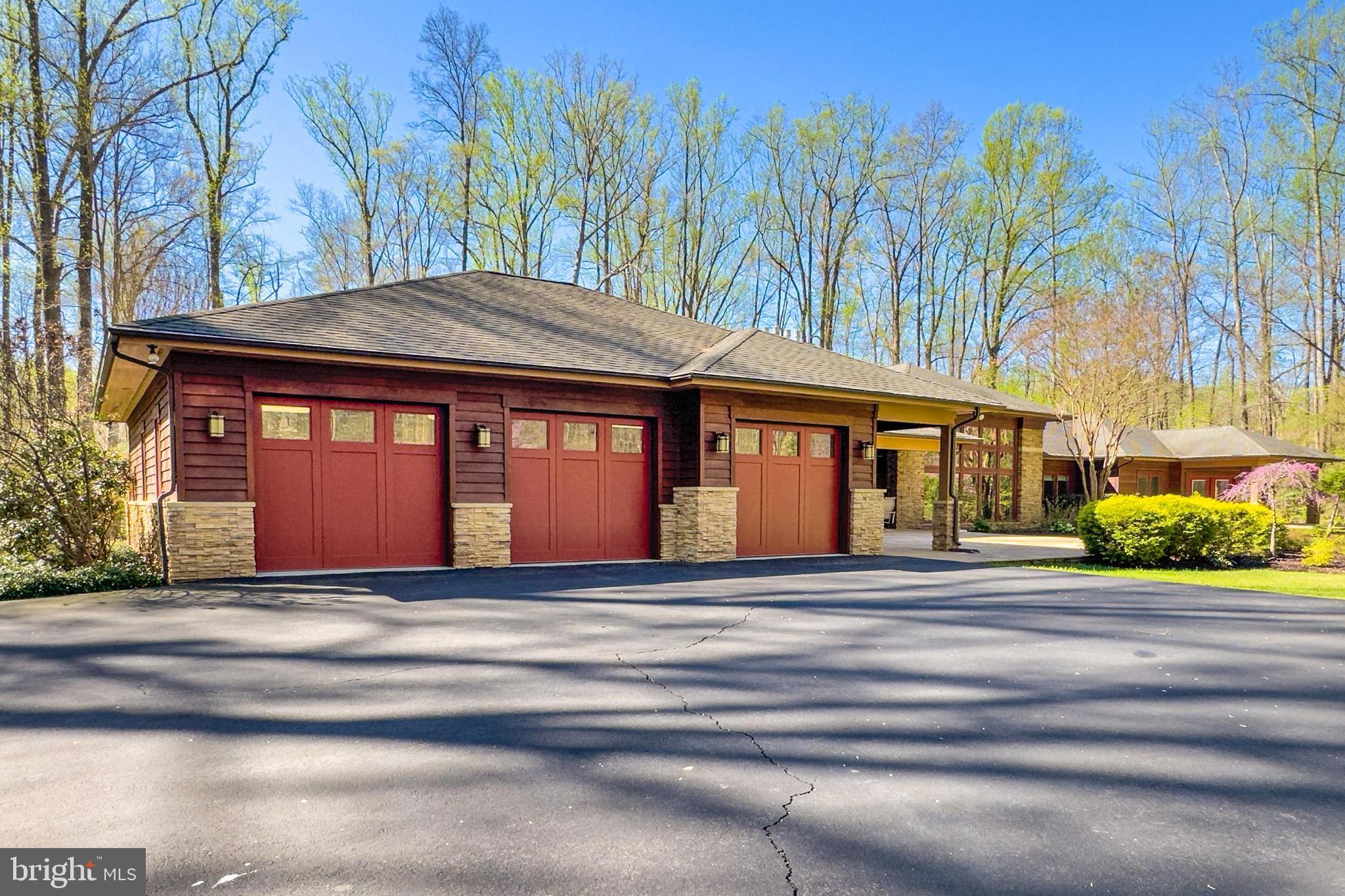 THE SINGING WOODS - Residential