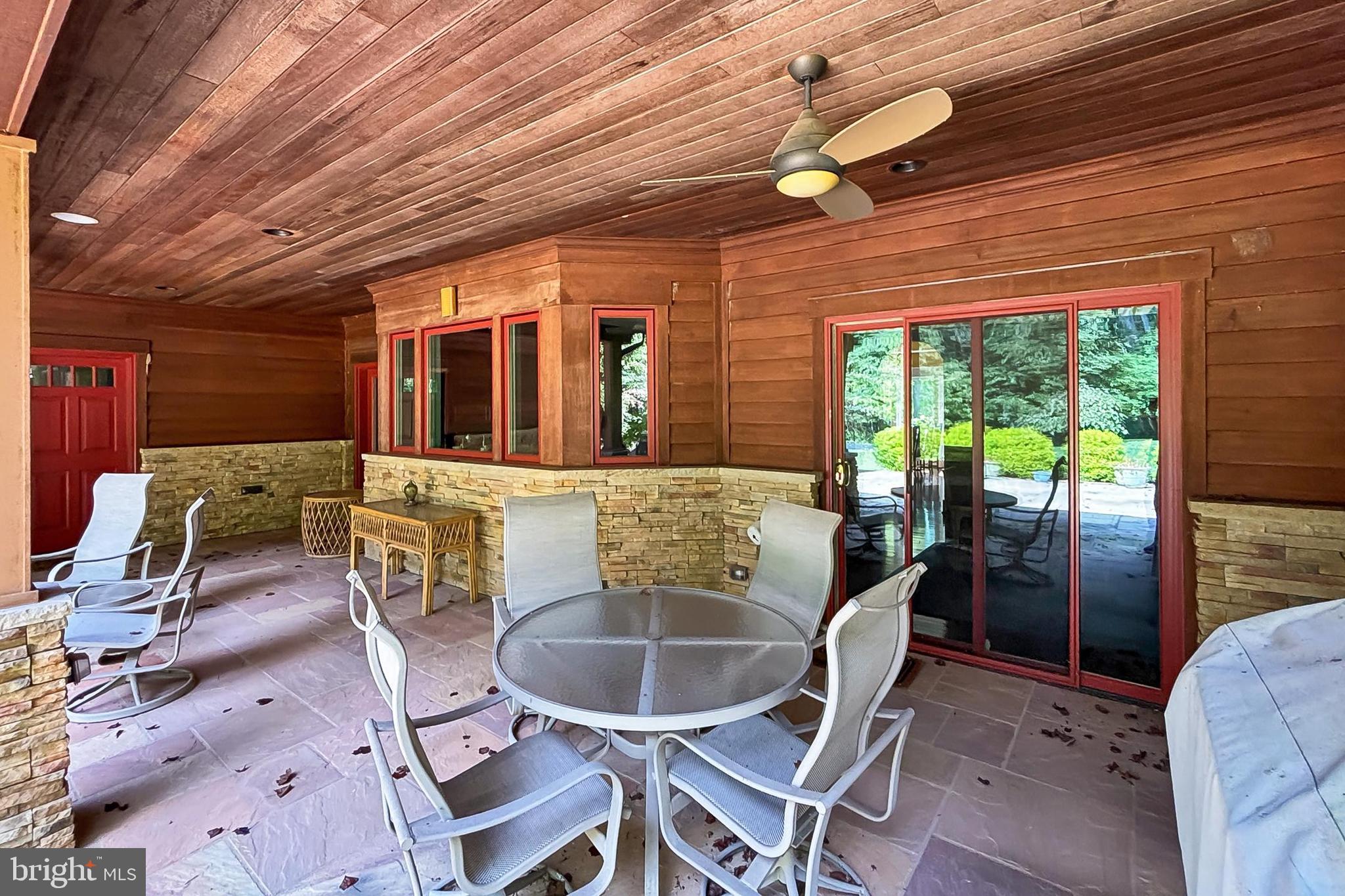 THE SINGING WOODS - Residential