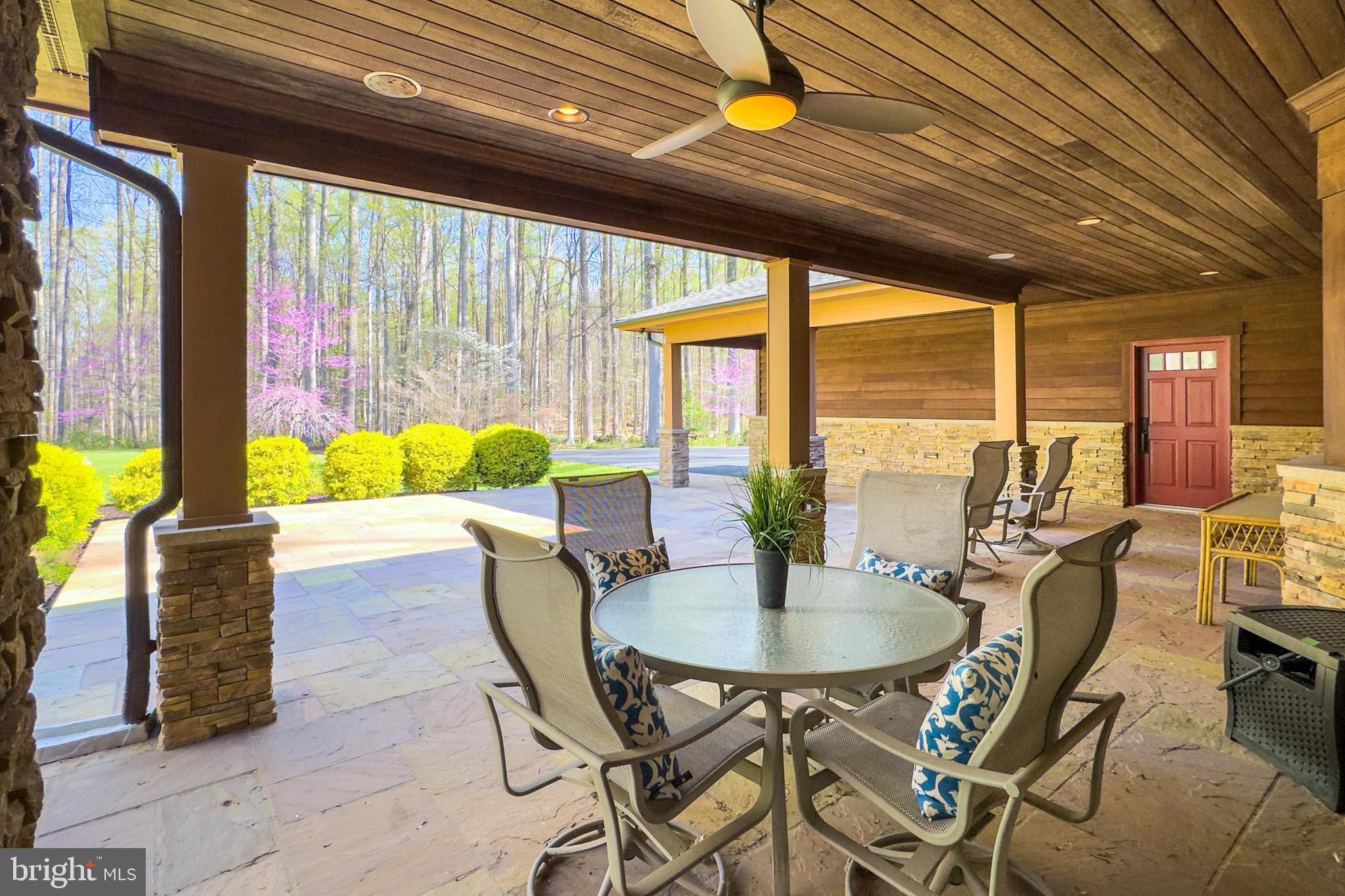 THE SINGING WOODS - Residential