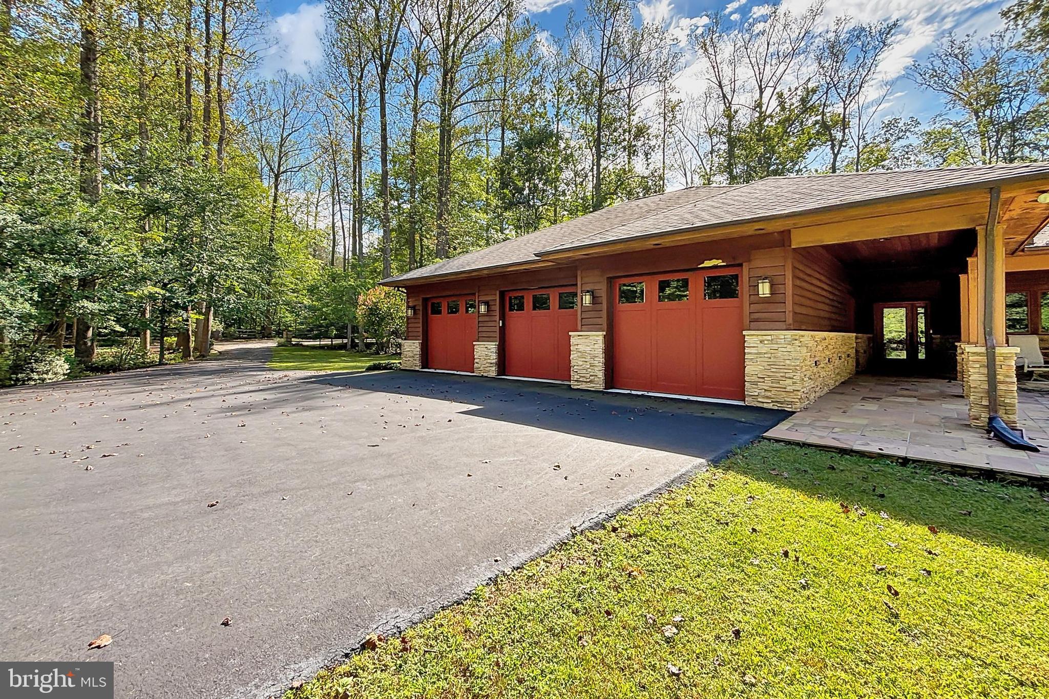 THE SINGING WOODS - Residential