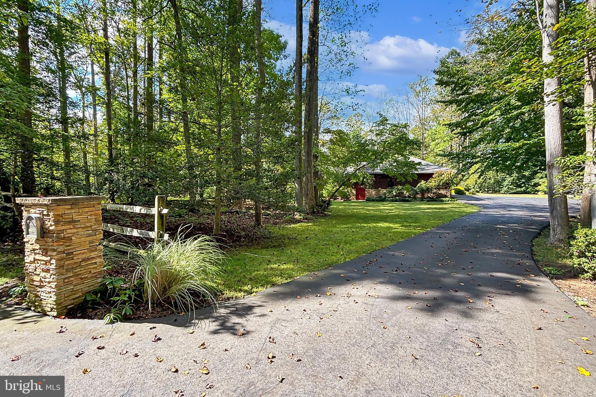 THE SINGING WOODS - Residential