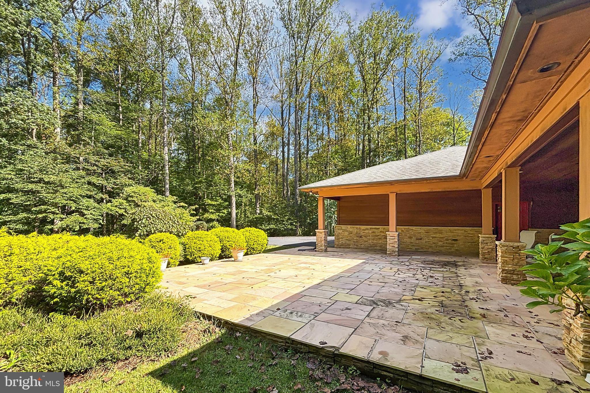 THE SINGING WOODS - Residential