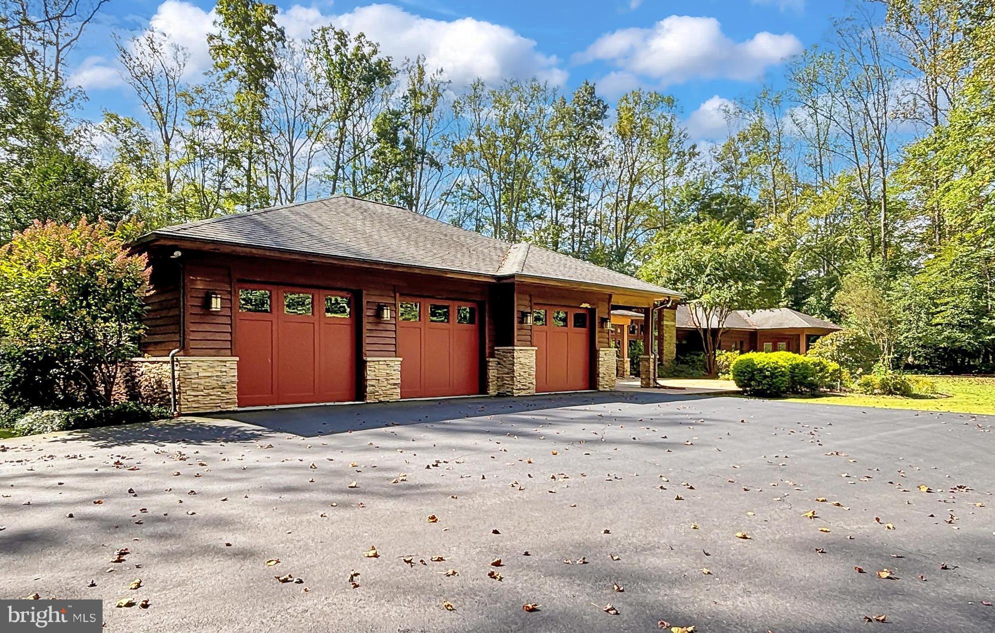 THE SINGING WOODS - Residential