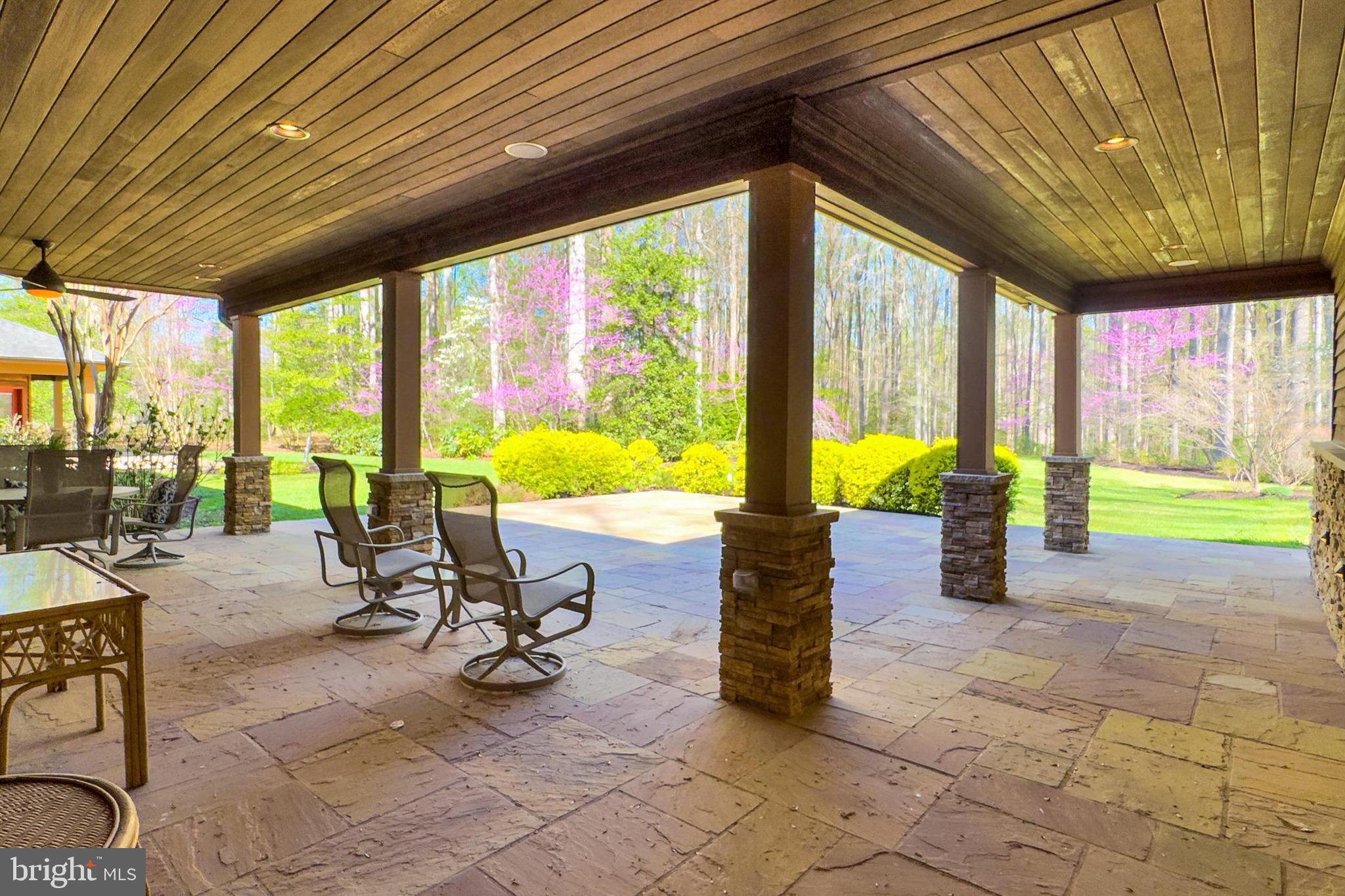 THE SINGING WOODS - Residential