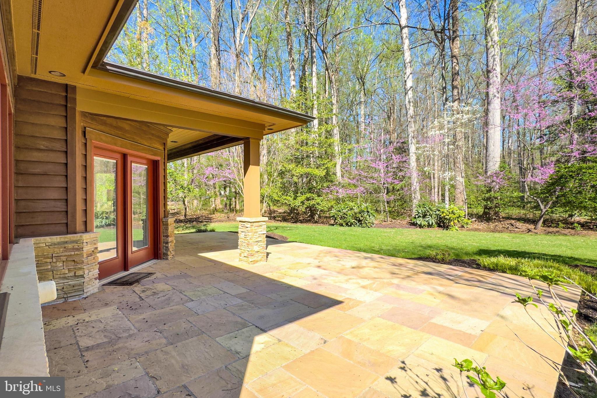 THE SINGING WOODS - Residential