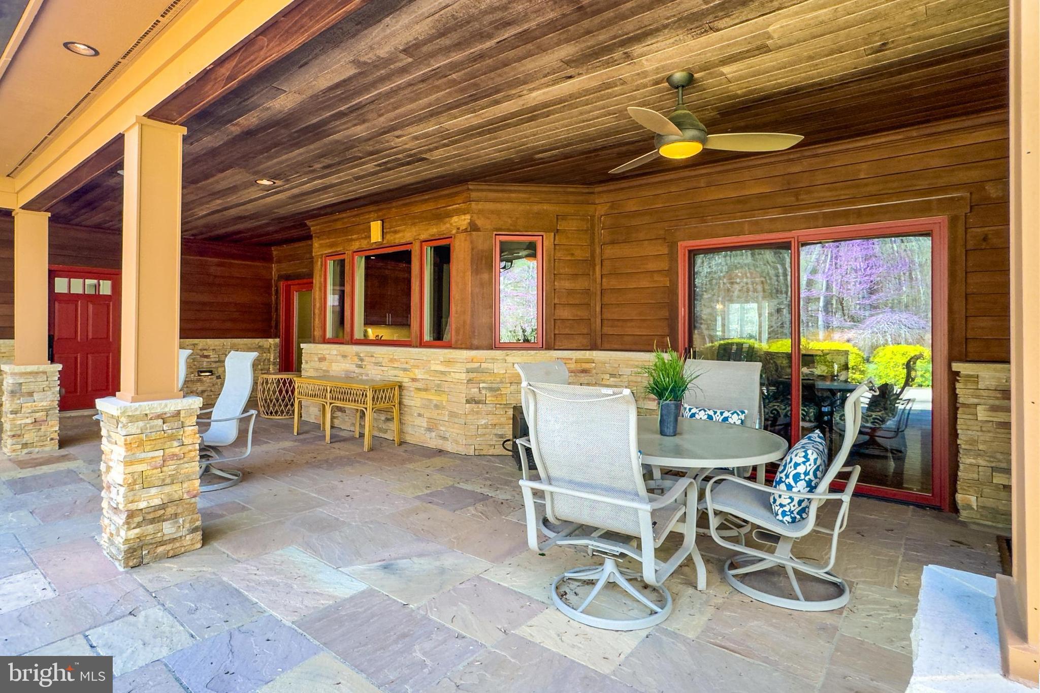 THE SINGING WOODS - Residential