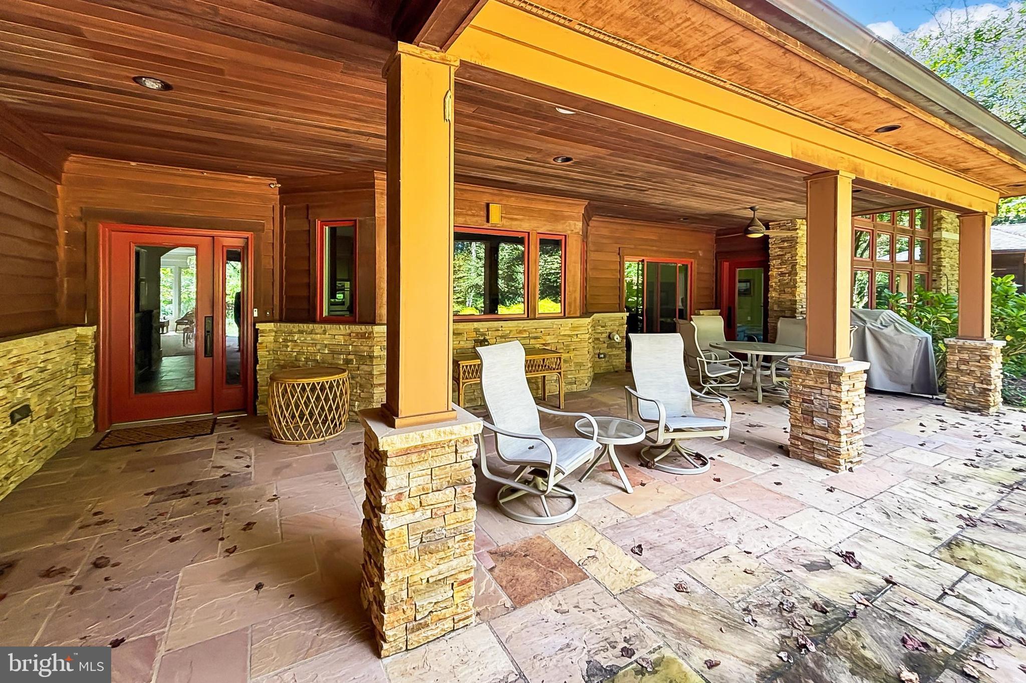 THE SINGING WOODS - Residential