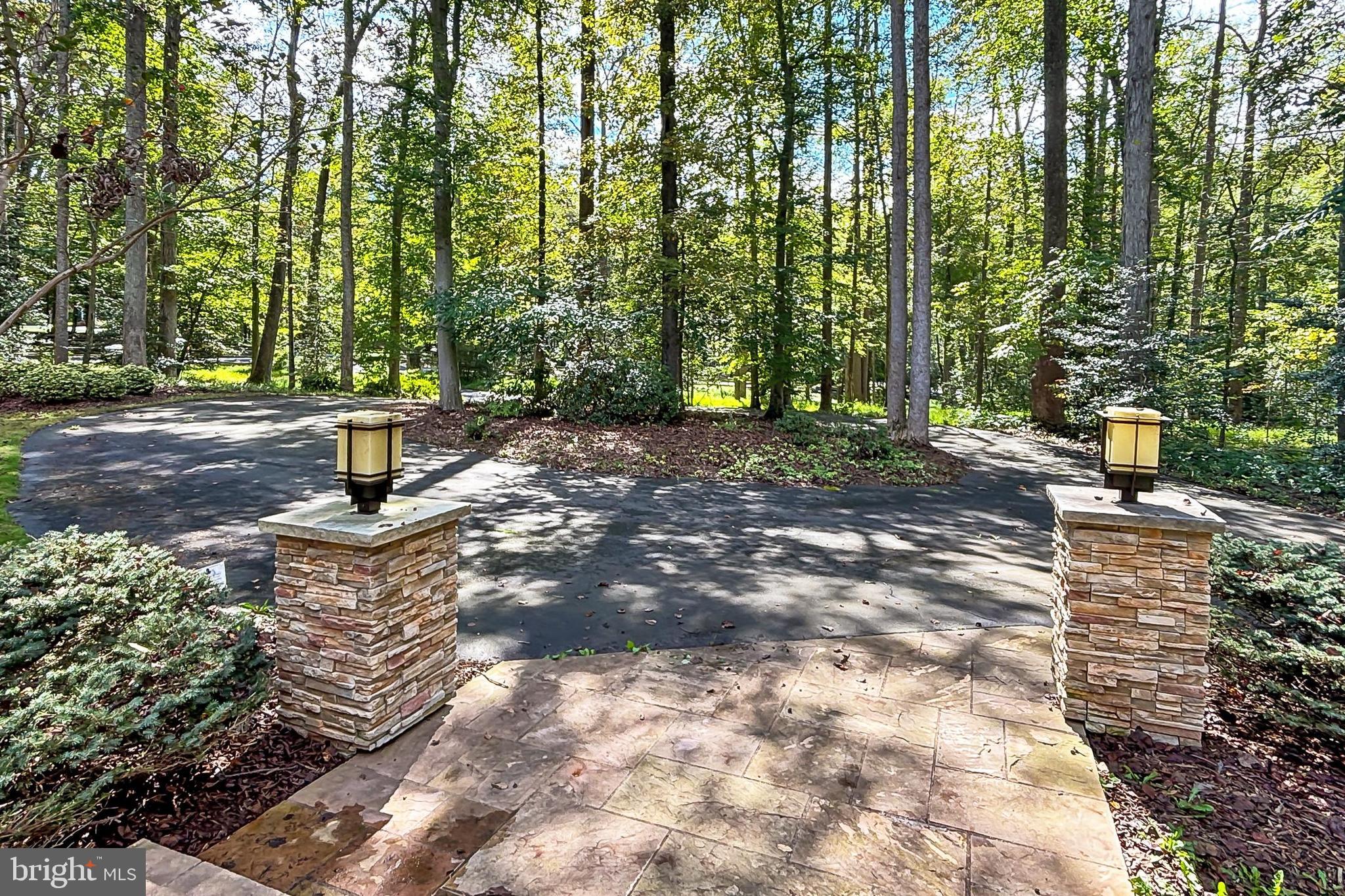 THE SINGING WOODS - Residential