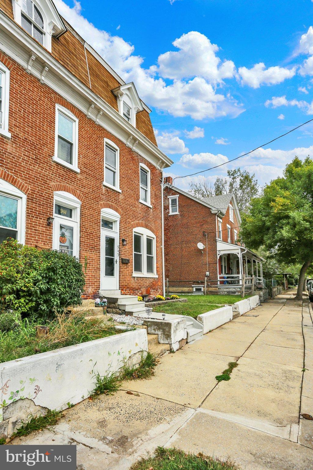 943 QUEEN STREET