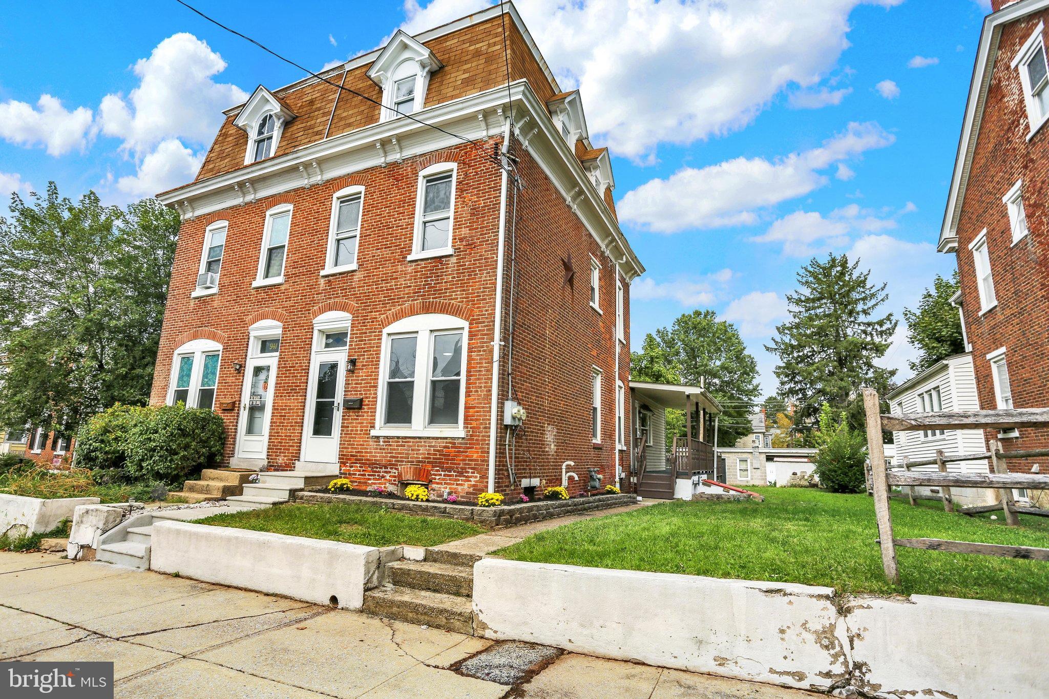 943 QUEEN STREET