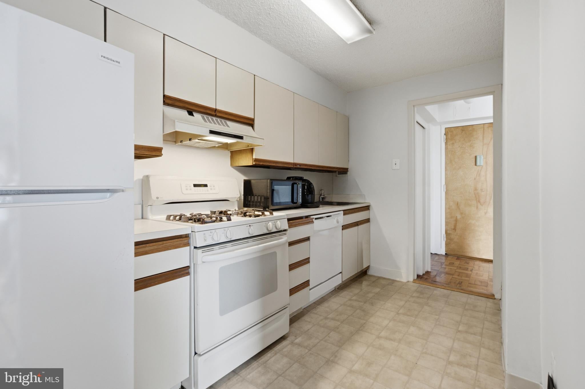 1030 E LANCASTER 1001