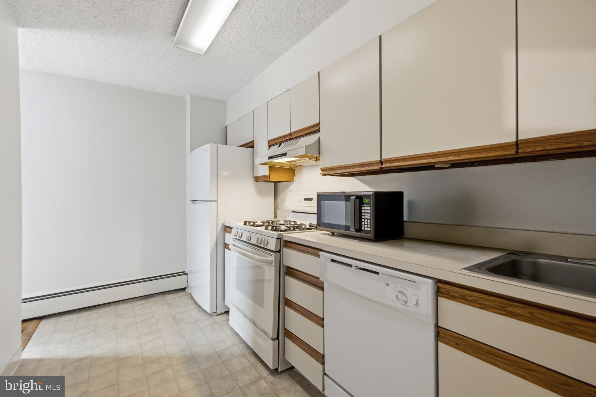 1030 E LANCASTER 1001
