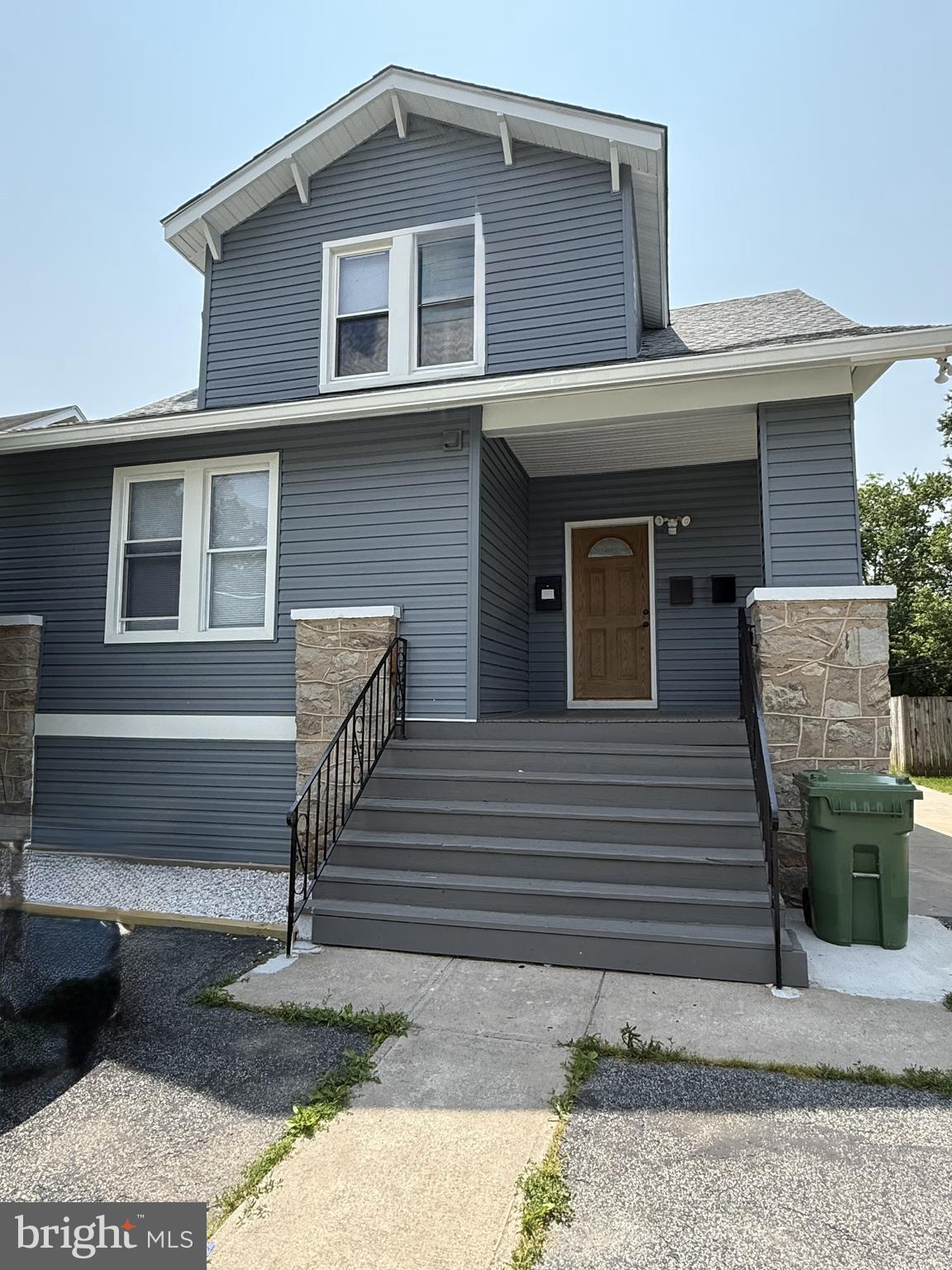 Charming 2-Bedroom, 1-Bath Upper-Level Unit in move-in ready condition, featuring a large Kitchen with space for breakfast table, In-unit Laundry room, a large private driveway and sprawling Backyard perfect for outdoor enjoyment.
Don't miss this great opportunity!