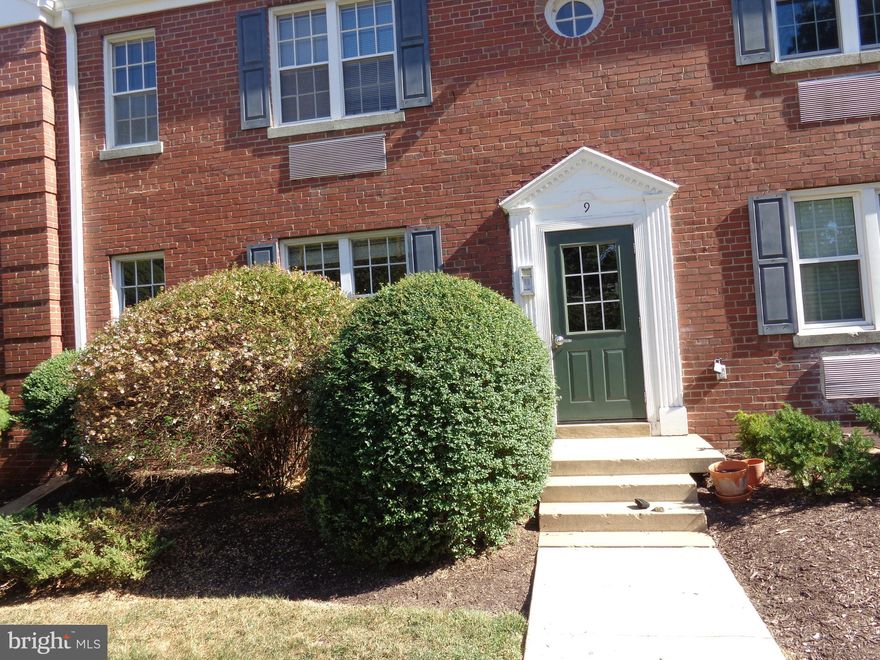 Great location. Near new Amazon HQ, Del Ray, Potomac yards. Hardwood floors.  Owner is licensed real estate agent in Virginia.  Potomac yards metro 3 blocks away.

Pet accepted on a case by case basis.