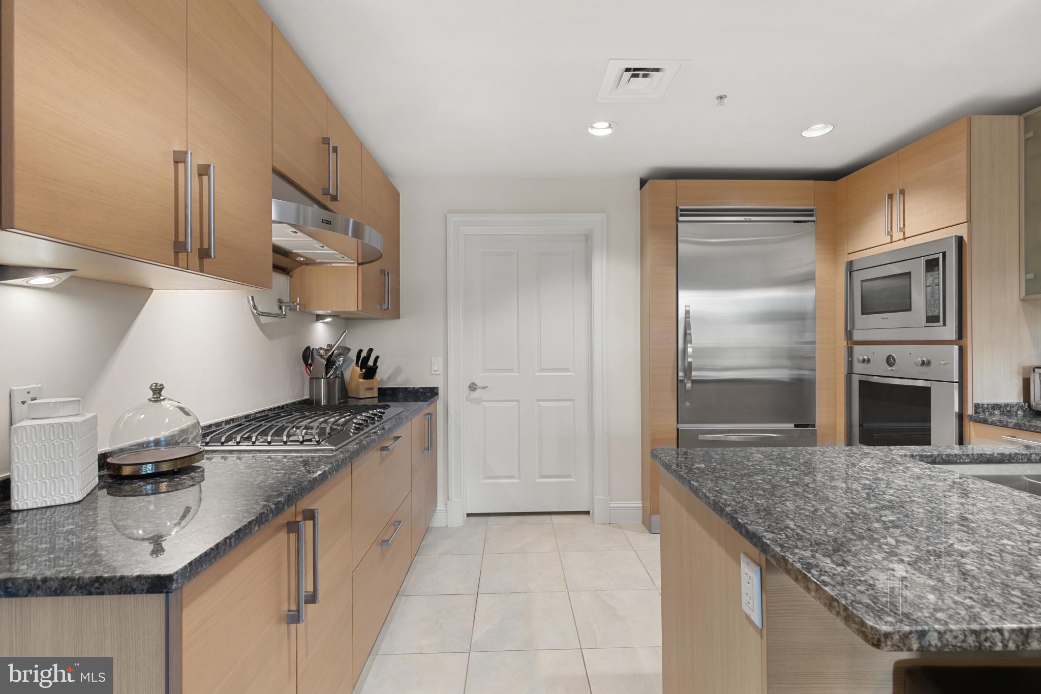 THE RITZ-CARLTON RESIDENCES - Residential Lease