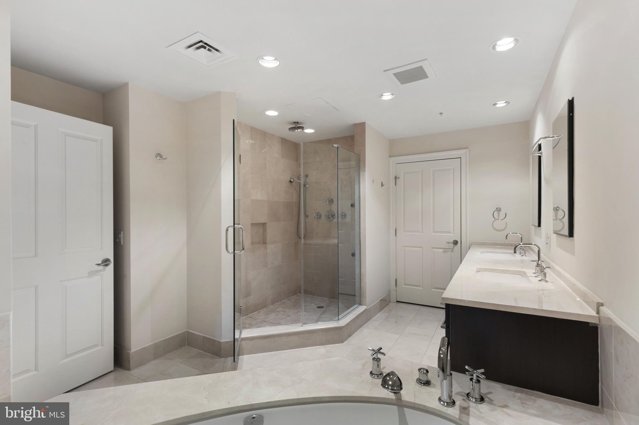 THE RITZ-CARLTON RESIDENCES - Residential Lease