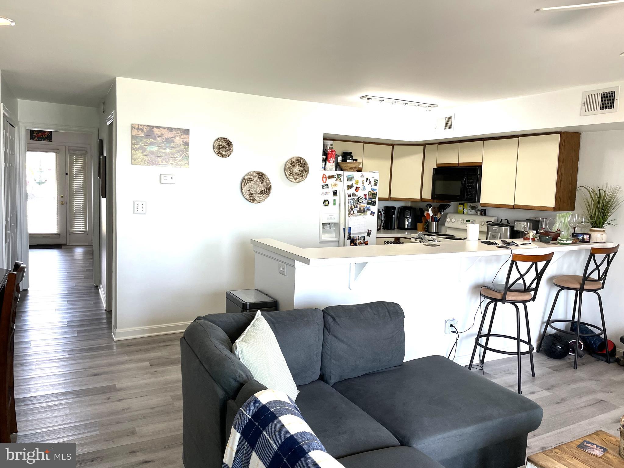 34 QUEEN ANNE WAY B B