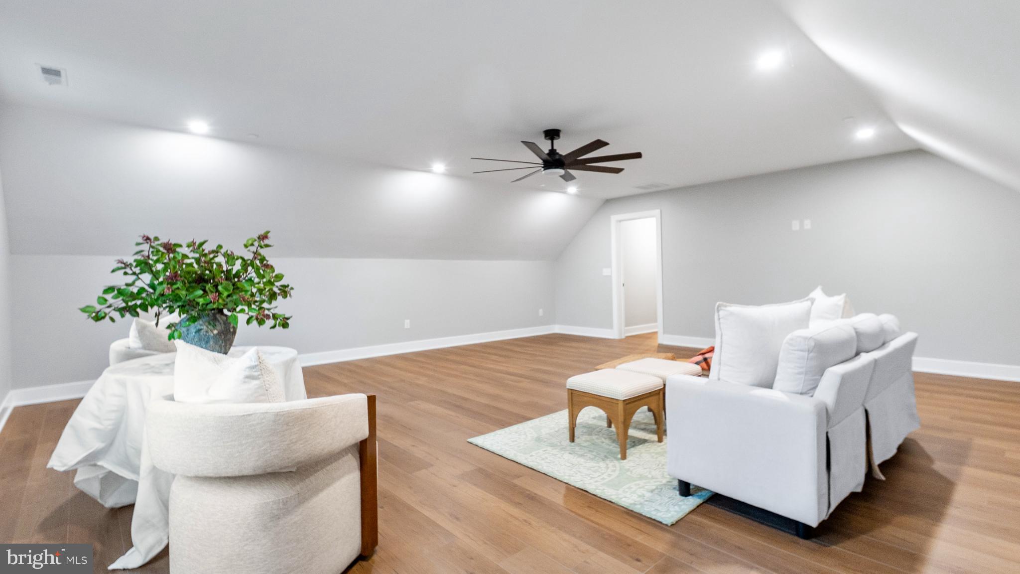 LIGHTHOUSE SOUND - Residential