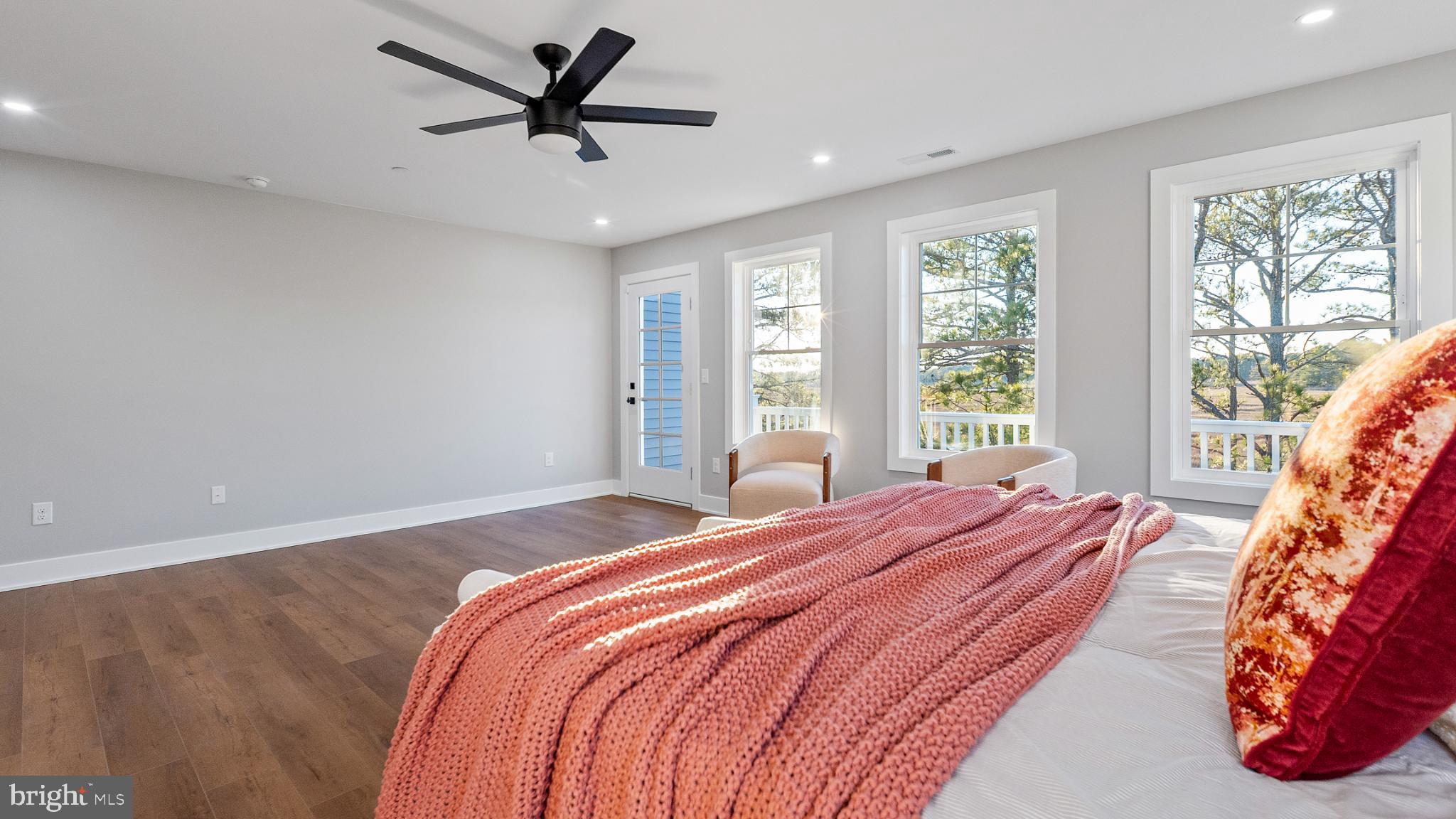 LIGHTHOUSE SOUND - Residential