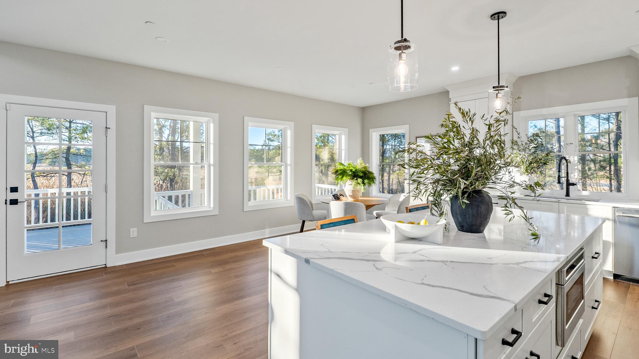 LIGHTHOUSE SOUND - Residential