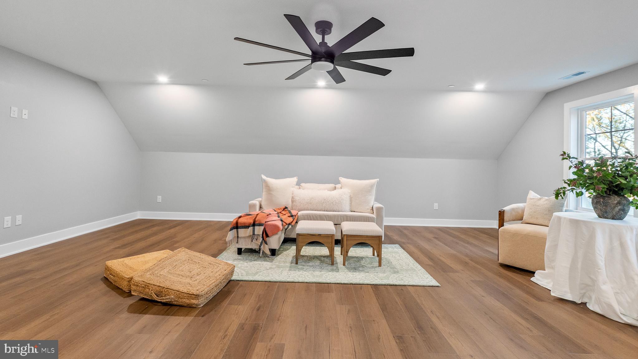 LIGHTHOUSE SOUND - Residential