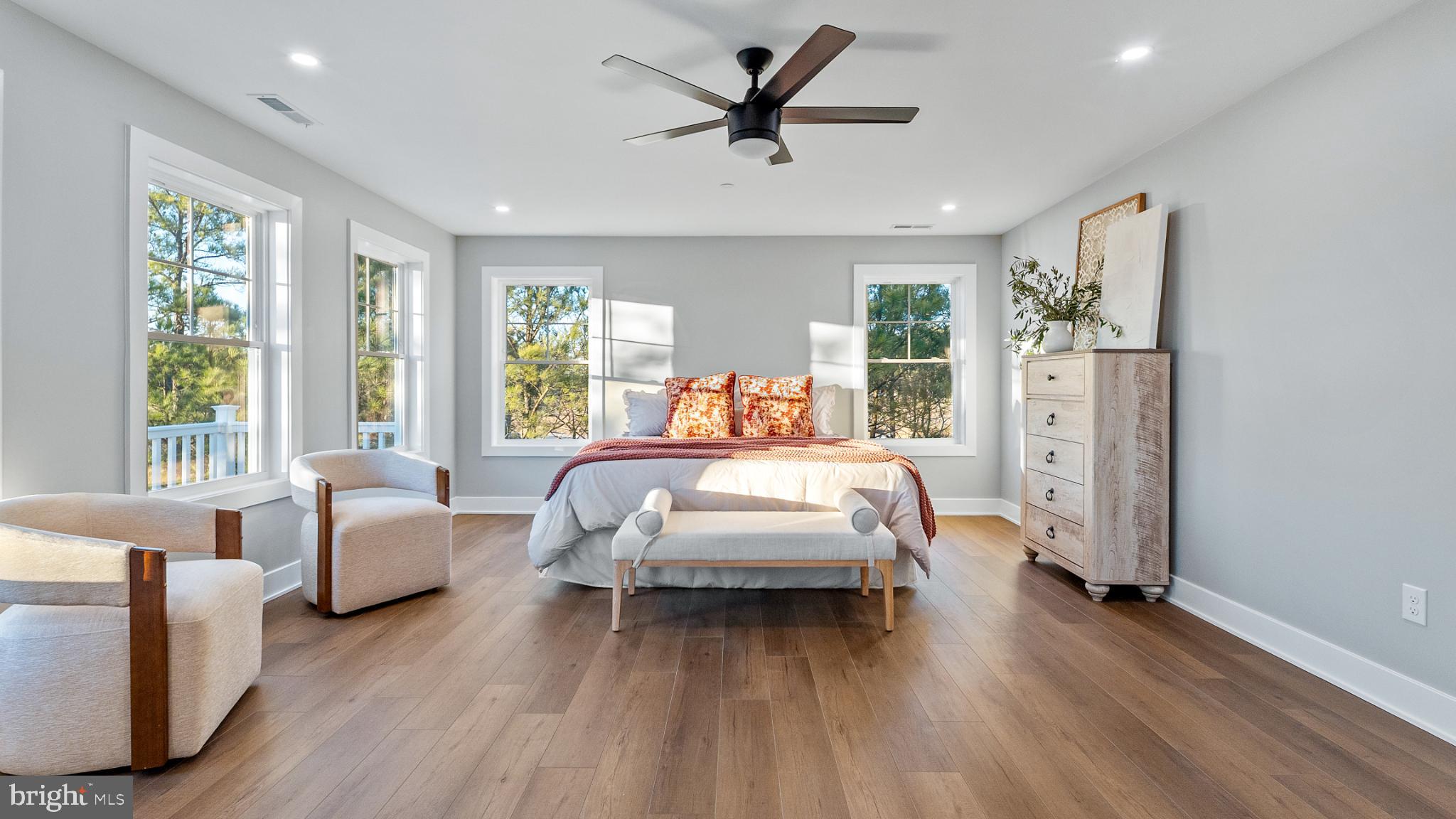 LIGHTHOUSE SOUND - Residential