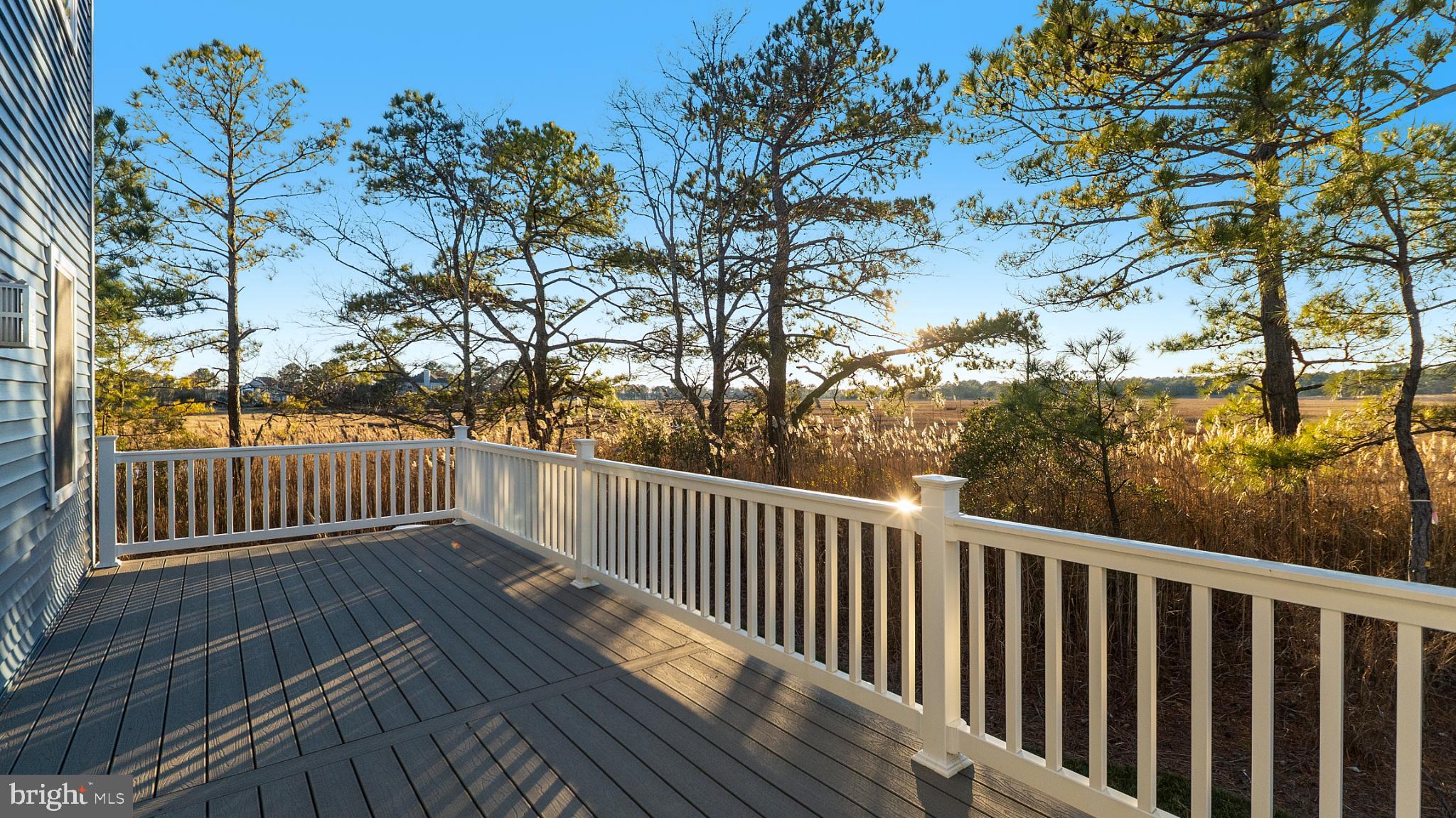 LIGHTHOUSE SOUND - Residential