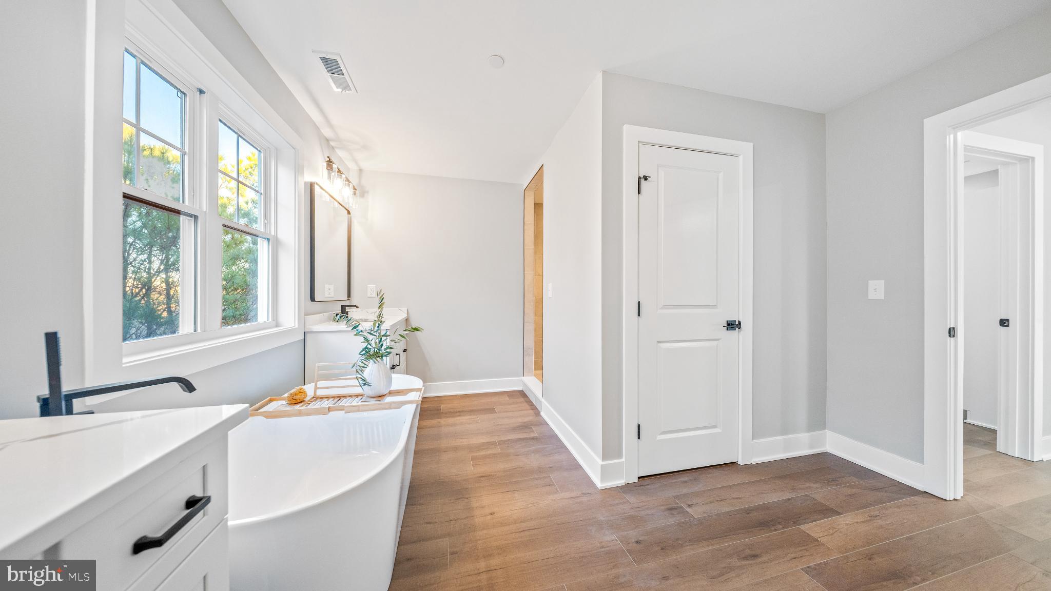 LIGHTHOUSE SOUND - Residential