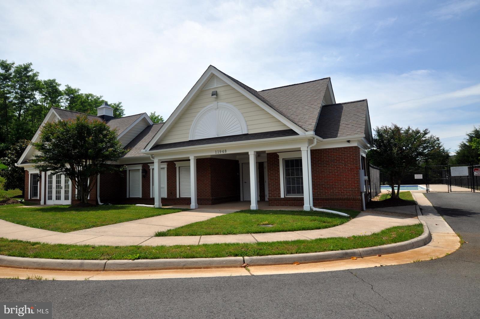 THREE FLAGS - Residential